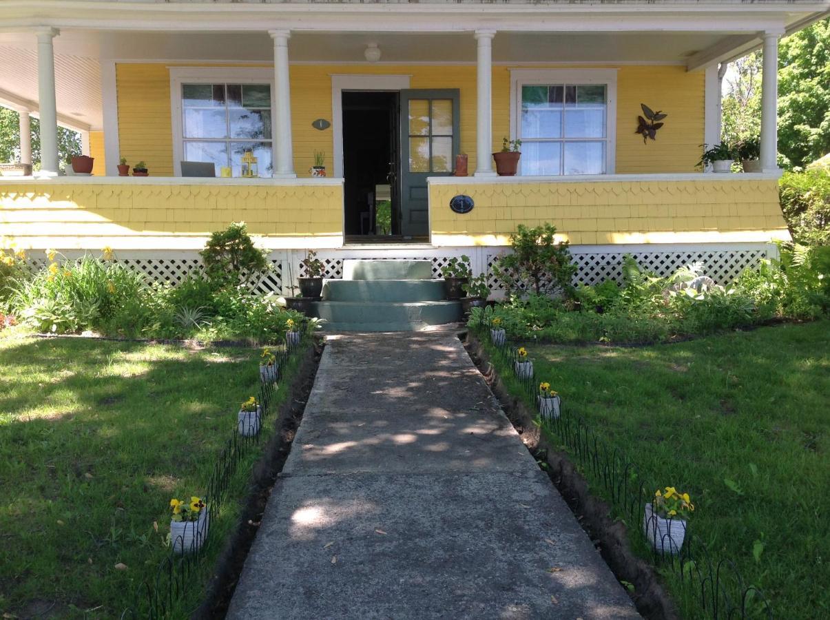 The Yellow House Bed & Breakfast Stanstead Plain Buitenkant foto