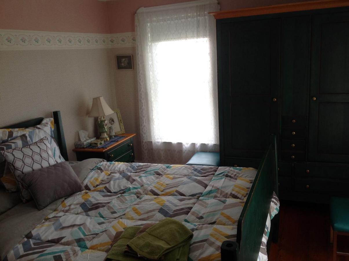 The Yellow House Bed & Breakfast Stanstead Plain Buitenkant foto